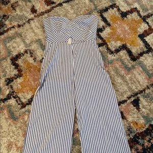 Jumpsuit with keyhole opening in front
